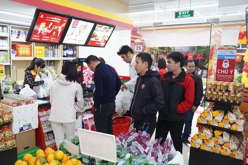 Người tiêu dùng háo hức đi sắm đồ, nhận quà khai trương VinMart+