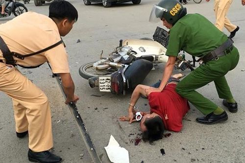 Cướp tháo chạy đâm xe máy của 2 cô gái và cái kết đau đớn
