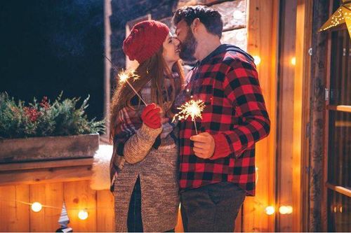 Lý do mọi người thường trao nhau nụ hôn đêm giao thừa