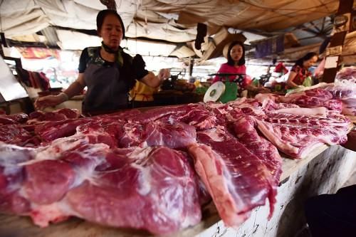 Thịt lợn, rau xanh chợ Hà Nội tăng giá chóng mặt vì mưa rét
