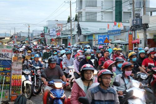 Người dân ùn ùn trở lại TPHCM sau nghỉ Tết, giao thông ùn tắc