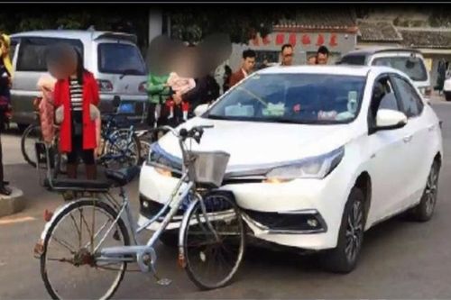 Hi hữu: Xe đạp đâm ôtô móp đầu ở Trung Quốc