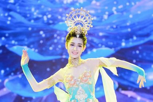 Mỹ nữ Tân Cương nhảy múa đẹp như 'tiên nữ hạ phàm' trên sân khấu