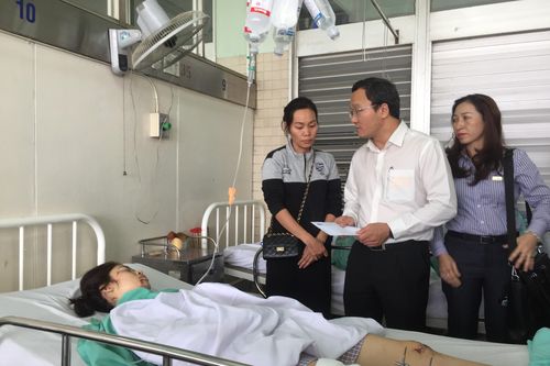 Ủy ban An toàn Giao thông quốc gia thăm 14 bệnh nhân vụ tai nạn ở Long An