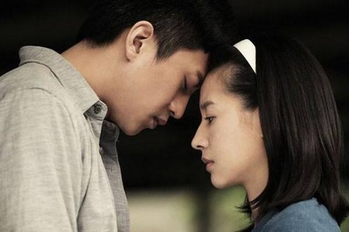 Bàng hoàng trước những hình ảnh trong điện thoại chồng lúc nửa đêm