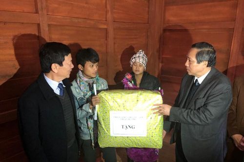 Bàn giao 37 ngôi nhà cho tộc người sợ bão đòi trở lại hang đá