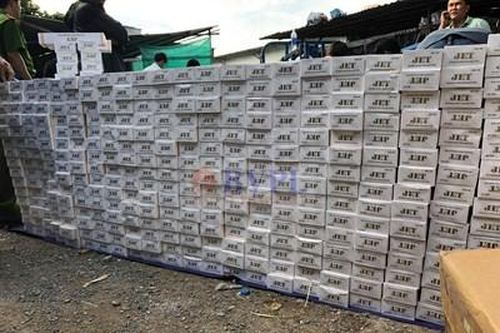 Gần 70.000 gói thuốc lá lậu giấu trong kho phế liệu ở TP HCM