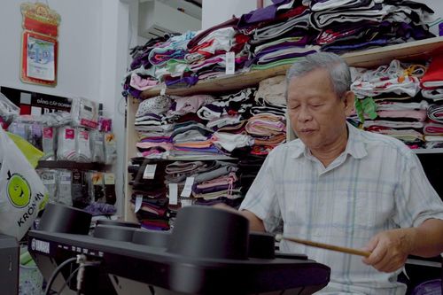 Cụ ông 40 năm chơi trống nhờ tình yêu của vợ