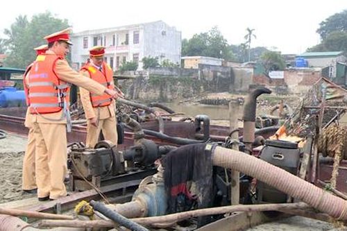 Thanh Hóa: Bắt quả tang 11 tàu hút cát trái phép trên sông Mã