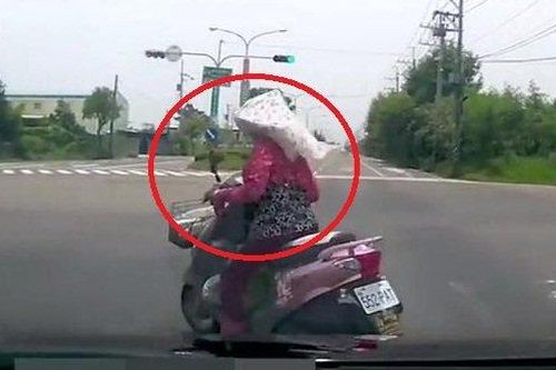 Clip: Cú tạt đầu thần thánh của nữ 'ninja' khiến dân mạng cười đau ruột