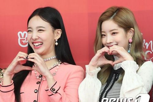 Dàn thần tượng tạo dáng hài hước trên thảm đỏ 'Grammy Hàn Quốc'