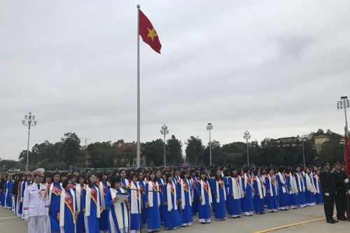 Tổng công ty May 10 báo công dâng Bác