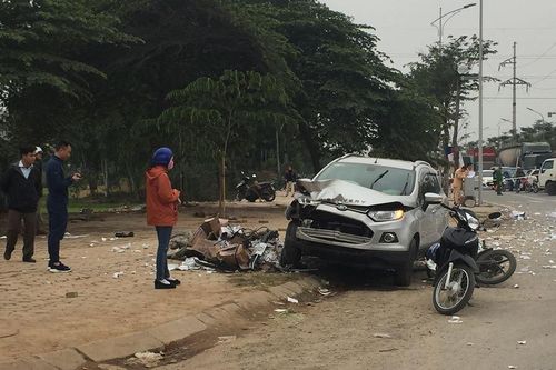 Ô tô 'điên' tông thủng đuôi taxi và hàng loạt xe máy, 4 người thương vong