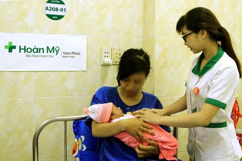 Hi hữu mẹ bầu đột ngột vỡ ối, thai nhi ngôi mông lọt nửa người ra ngoài
