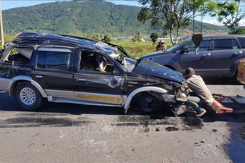 Lật xe trên cao tốc ở Đà Lạt làm một người chết, 1 người bị thương