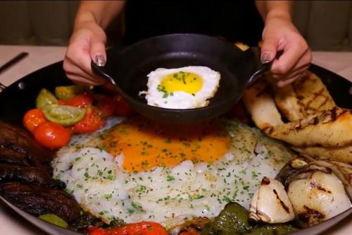 Bữa sáng đặc biệt với trứng đà điểu khổng lồ