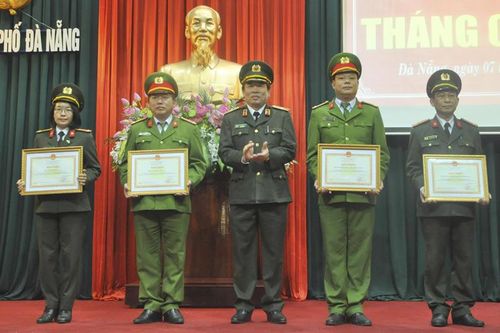 Khen thưởng các tập thể, cá nhân có thành tích xuất sắc trong công tác bảo đảm ANTT