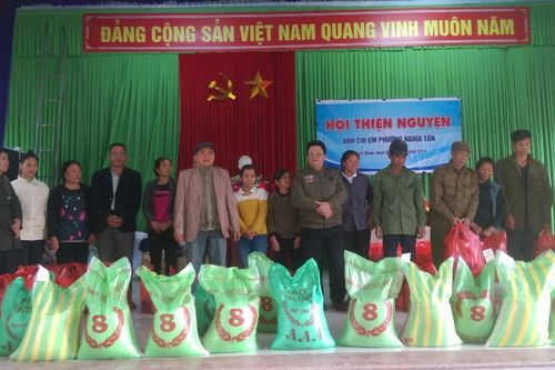 2 tấn gạo và quà đến với hộ nghèo