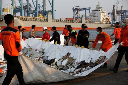 Indonesisa khôi phục tìm kiếm hộp đen máy bay chở 189 người gặp nạn