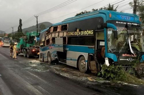 Ôtô húc vào xe giường nằm lật trên quốc lộ, 1 người chết