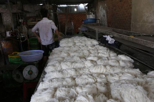 Cảnh sát phát hiện hơn 2 tấn bún bẩn ở TP.HCM