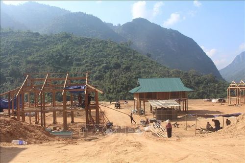 Dốc toàn lực dựng nhà cho người dân vùng lũ Mường Lát đón Tết