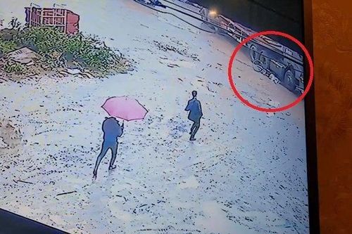 Clip: Đi vào điểm mù, người phụ nữ bị container cán tử vong