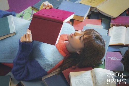'Romance is a Bonus Book': Hậu trường lung linh của cặp đôi hơn kém 10 tuổi Lee Jong Suk - Lee Na Young