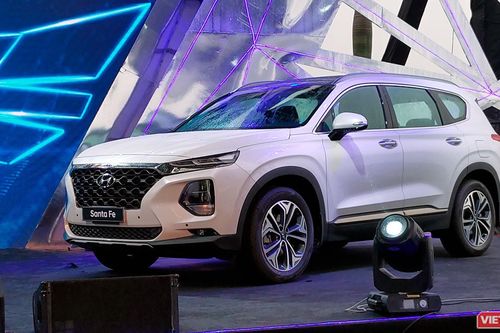 Yết giá 995 triệu đồng, Hyundai Santa Fe 2019 tiêu chuẩn được trang bị những gì?