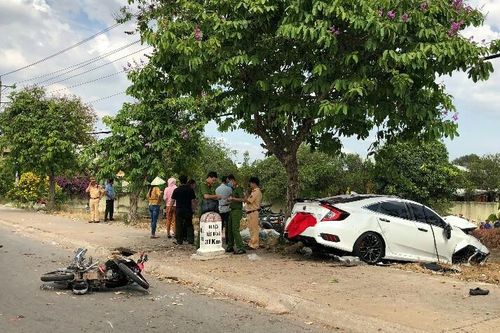 Hai ô tô tông nhau, người đàn ông đứng vỉa hè chết oan