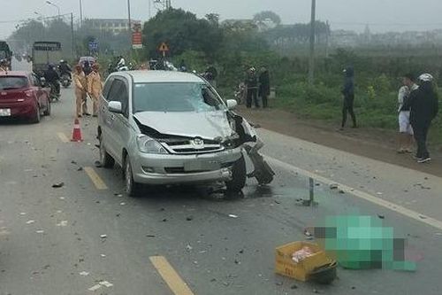 Innova lấn làn, tông chết 2 người đi xe máy