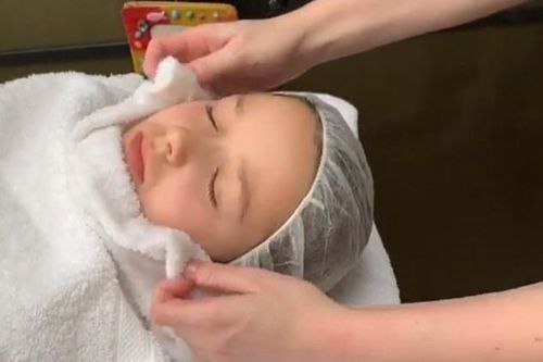 Victoria Beckham đưa con gái 7 tuổi đi spa chăm sóc da mặt