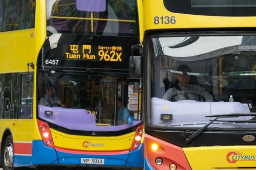 Cắt tóc cô gái ngủ trên xe buýt ở Hong Kong, một người bị bắt
