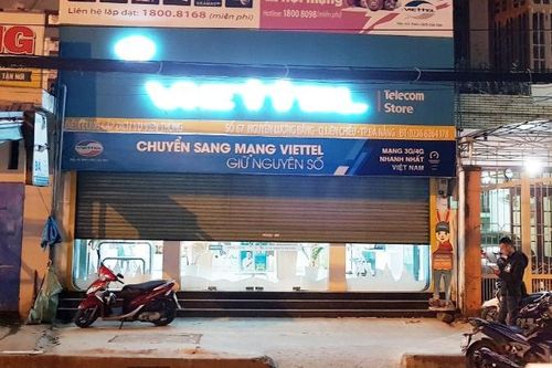 Gã trai cầm vật giống súng xông vào cửa hàng Viettel để cướp tiền