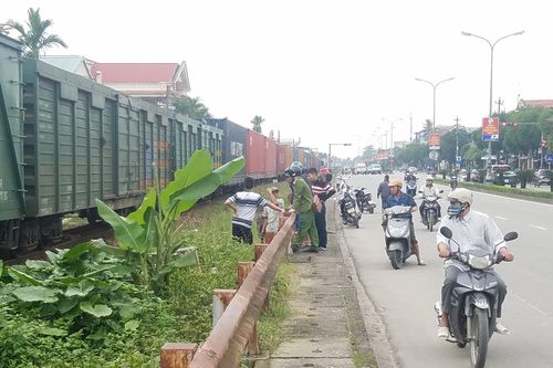 Huế: Va chạm với tàu hỏa, người phụ nữ may mắn thoát chết
