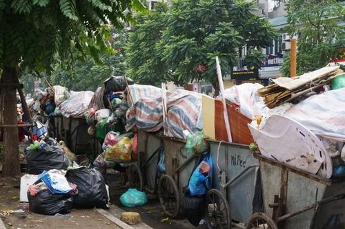 Rác ùn ứ chất thành đống ở nhiều tuyến phố Hà Nội