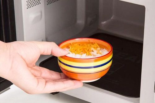 8 thực phẩm gây nguy hiểm, ngộ độc nếu đưa vào lò vi sóng