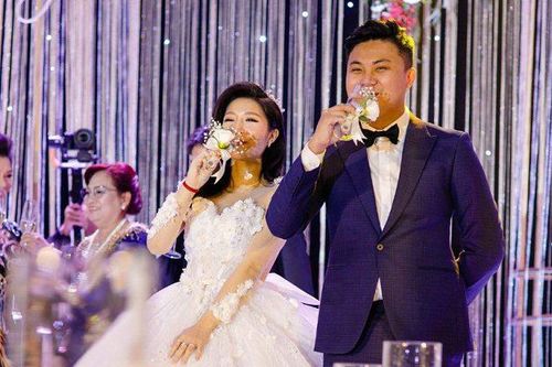 Cận cảnh váy cưới kết 999 bông hoa và hạt pha lê của Vân Navy và lời chia sẻ ngọt ngào của ông xã doanh nhân