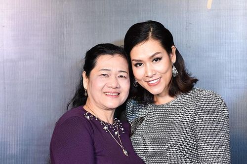 Mấy ai được như Nguyệt thảo mai, đi sự kiện gần nhà nên đưa mẹ ruột lên luôn thảm đỏ