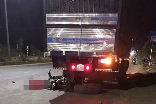 Xe máy gãy đôi sau cú tông đuôi xe tải, thanh niên tử nạn