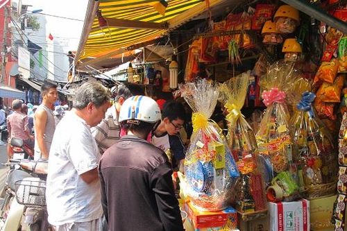 Giá cả bình ổn do người dân thích đi chơi hơn mua sắm Tết