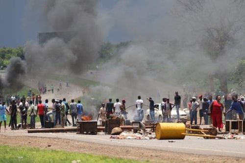 Biểu tình biến thành bạo loạn đường phố tại Zimbabwe