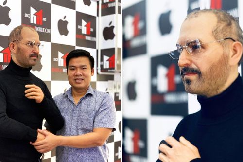 Hâm mộ Steve Jobs, nam thanh niên đưa hình sáp của thần tượng về cửa hàng