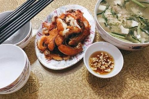 Mâm cơm đẹp mắt ngày cuối tuần của mẹ trẻ bị chị em trách móc khi soi tới bộ bát đũa