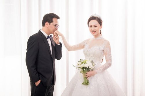Lộ ảnh cưới của NSND Trung Hiếu và vợ 'hotgirl'