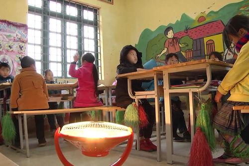 Trường học vùng cao: Nhiều biện pháp chống rét cho học sinh