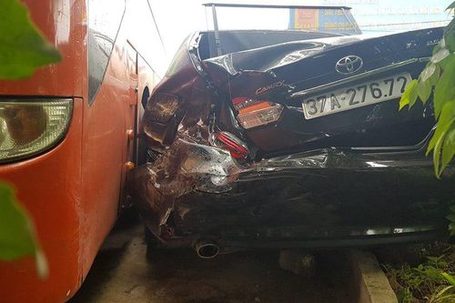 Xe khách đâm văng xe Camry hàng chục mét trên quốc lộ