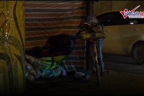 Người vô gia cư chống chọi cái rét thấu xương đêm đông Hà Nội