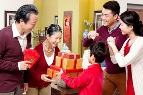 Văn hóa quà Tết: Biến tướng khó ngăn chặn