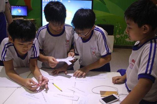 Học sinh thích thú học trải nghiệm cùng... xe tăng